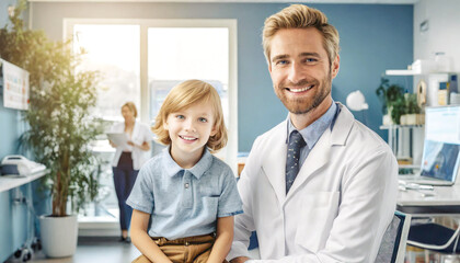 Kind beim Kinderarzt in Arztpraxis  - obrazy, fototapety, plakaty