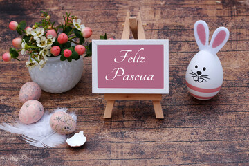 Tarjeta de Pascua Felices Pascuas. Divertida figura del conejito de Pascua con huevos de Pascua y el texto Felices Pascuas en un caballete.