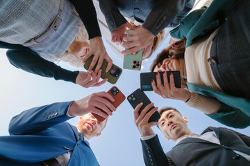 group of people using cell phones at the same time point of view from below - obrazy, fototapety, plakaty