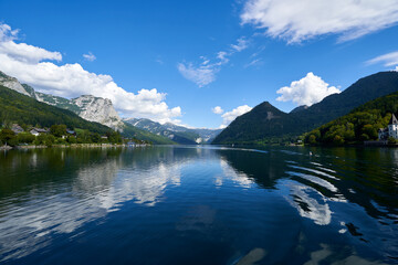 Fototapeta na wymiar Great view of Grundlsee lake in Austrian Alps. Popular tourist attraction. Location place Austrian alps, Steiermark, Europe.