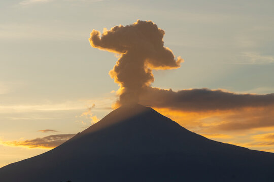 Volc&aacute;n Popocatepetl con gran fumarola 