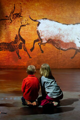 Enfants qui d&eacute;couvrent les peintures pr&eacute;historiques