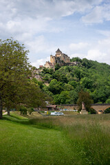 Fototapeta na wymiar Château sur la colline en été