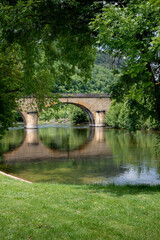 Pont qui enjambe la rivi&egrave;re