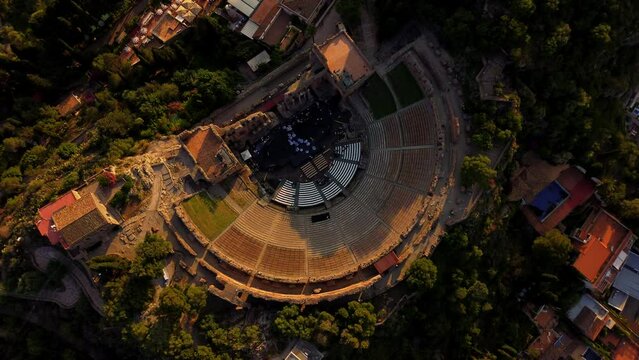 Sizilien Drohnenflug Sonnenuntergang Amphitheater Mittelmeer