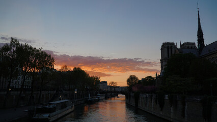 Catedral Notre-Dame de Paris in  the night