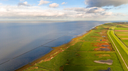 Luftbild der Nordseek&uuml;ste in Deutschland mit Deichen und Salzwiesen