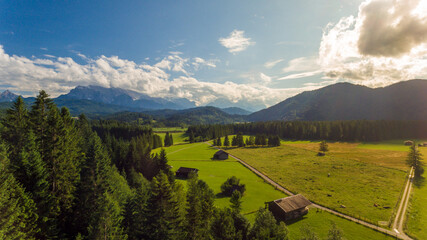 Alpenwiese im Sonnenuntergang bei Garmisch Partenkirchen