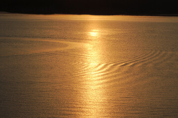 lago dorado reflejo sol