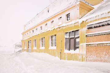 Dom Śląski zimą, Karkonosze - obrazy, fototapety, plakaty
