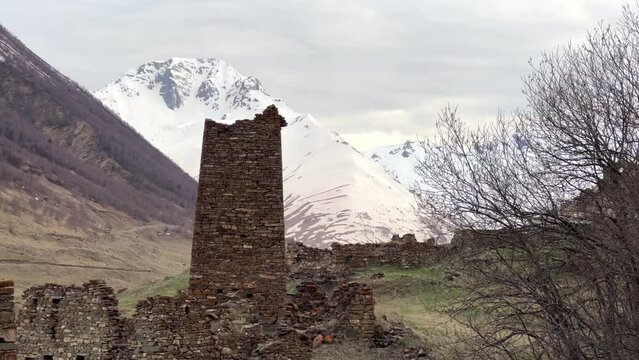 Lisri is the largest tower complex in North Ossetia. Ziggurat of the North Caucasus. The castle settlement in the Mamison gorge. The village of Lisri in the upper reaches of the Mamisondon River.