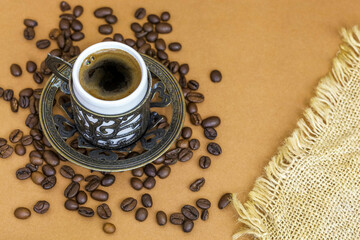 Kawa w filiżance na tle ziaren kawy, tło naturalne. 