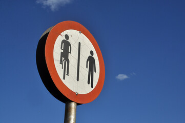 placa sinalizando ciclista e pedestre 