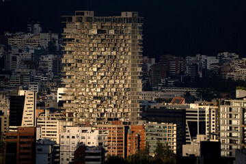 Edificios modernos en Quito-Ecuador al atardecer