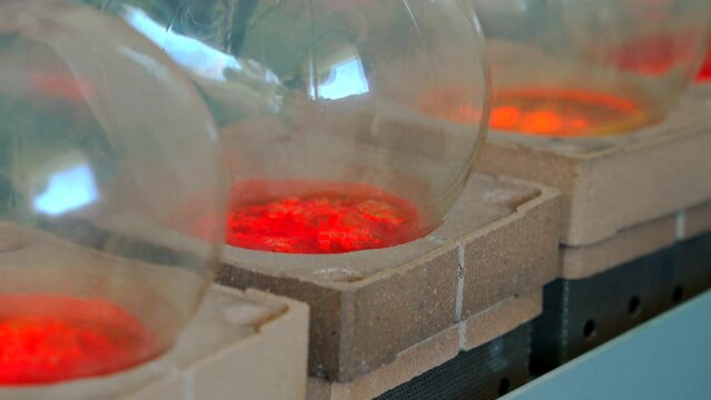 mechero con quemador en tubos de ensayo dentro del laboratorio manejando químicos y solventes para la industria