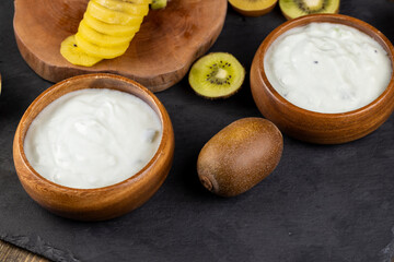 making creamy yogurt with kiwi fruit