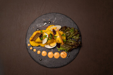 Plato con Papas a la huancaína en fondo oscuro