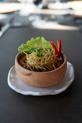 Ceviche en recipiente de cerámica