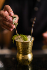 Cóctel en Vaso de metal en restaurante