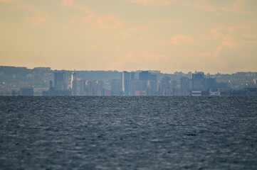 Obraz premium Centro Direzionale di Napoli visti da lontano, dal mare.