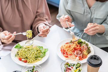 イタリアンのお店にランチに来た女性達・女子会
