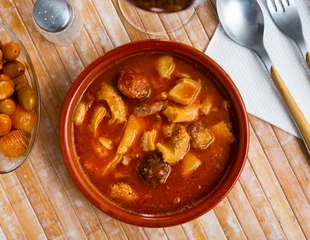 Foto op Plexiglas Spanish dish Callos a la Madrilena, typical stew with beef tripe, serving with olives © JackF
