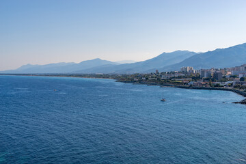 Küste oberhalb der Stadt Bastia, Korsika, Frankreich