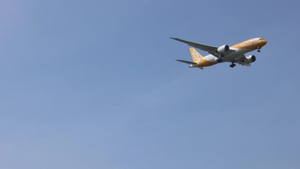 Commercial Airplane Landing Sequence