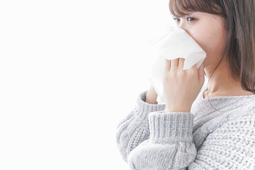 風邪・花粉症で鼻をかむ女性