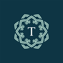 Obraz premium Initial letter T ornamental border circle frame logo
