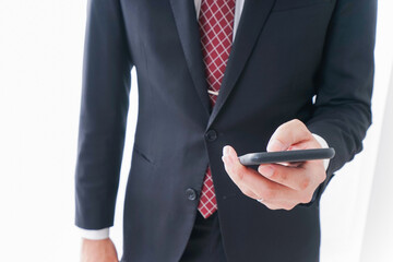 スマホを使うビジネスマン