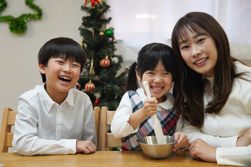 ヘクセンハウスを作る親子