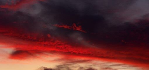 Naklejka premium Dusk cloudscape panorama, colorful evening lcouds.
