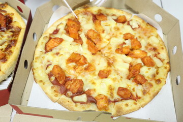 pizza with ham and cheese