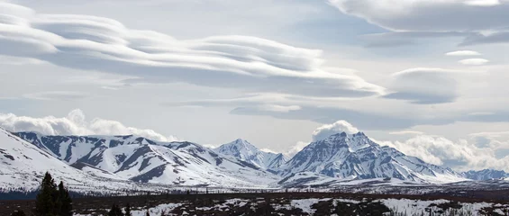 Crédence de cuisine en verre imprimé Denali Majestic snowcapped mountains under lenticular clouds in the spring in Denali National Park in Alaska United States