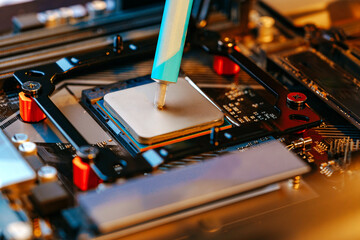 Applying thermal paste to a computer processor