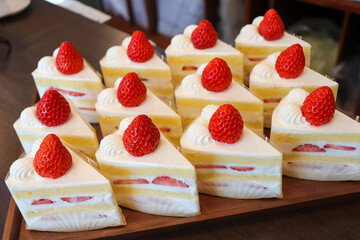 パティシエが作ったいちごの三角のクリームケーキ