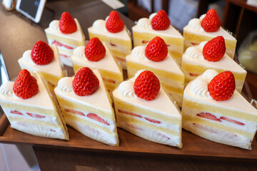 パティシエが作ったいちごの三角のクリームケーキ