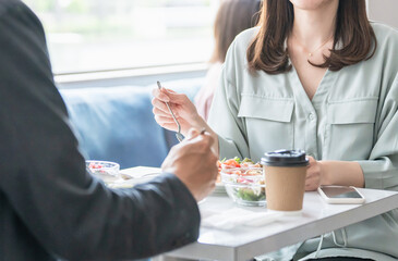 カフェ・レストラン・飲食店でデートする男女のカップル・恋人・夫婦
