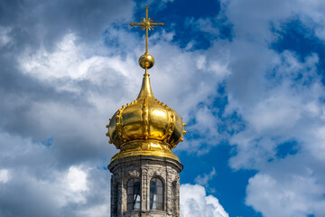 Fototapeta na wymiar The gilded dome of the church against the blue sky.