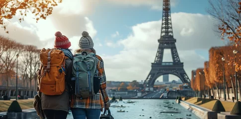 Rolgordijnen zonder boren Eiffeltoren Couple of young people in Paris, with the Eiffel Tower in the background