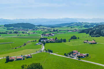 Ausblick über die Marktgemeinde Wiggensbach zum Allgäuer Alpenrand