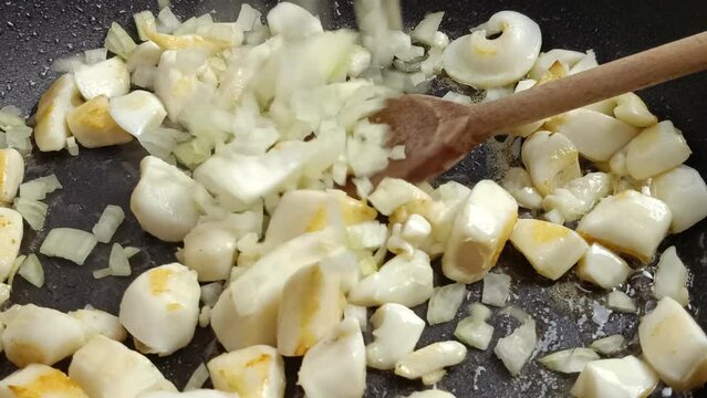 cuisson de calamars en morceaux dans une po&ecirc;le