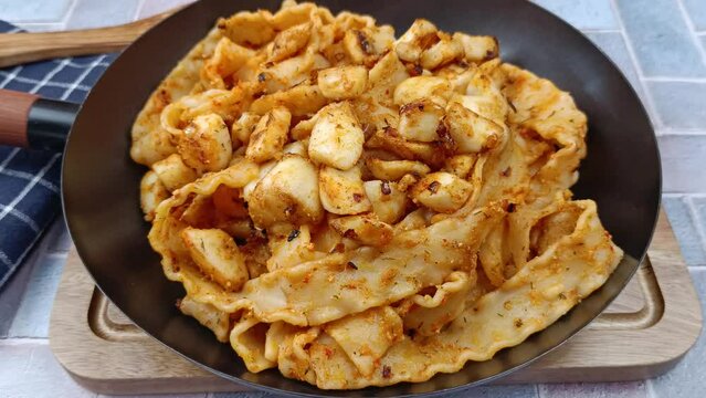 p&acirc;tes aux calamars et &agrave; la tomate