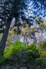 日本　山形県山形市にある立石寺、通称山寺の登山道沿いの風景と紅葉