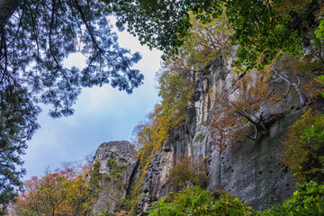 日本　山形県山形市にある立石寺、通称山寺の四寸道から見える百丈岩