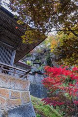 日本　山形県山形市にある立石寺、通称山寺の仁王門と紅葉