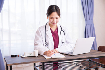 Fototapeta na wymiar 働く女医　female doctor working with laptop