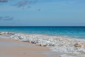Fototapeta na wymiar The idyllic Elbow Beach on the island of Bermuda, with a blue sky overhead