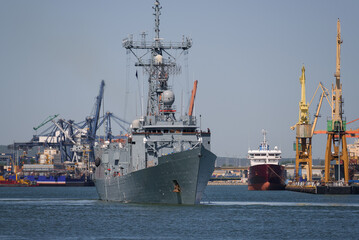 GUIDED MISSILE FRIGATE - A warship at a sea port © Wojciech Wrzesień